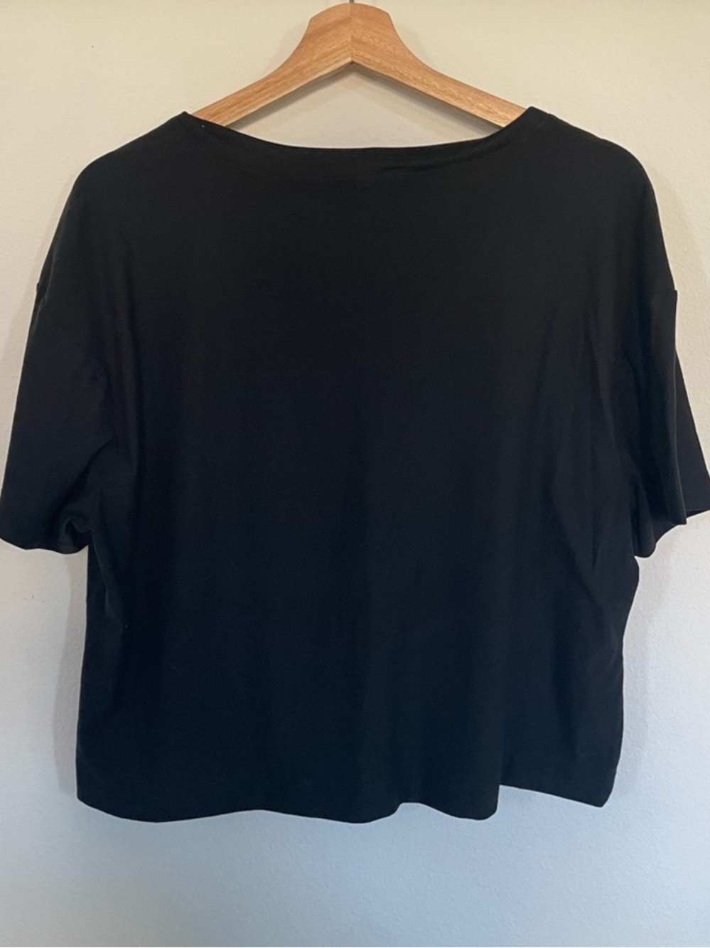 Vuori Women’s Oversized Black Short Sleeve V-Neck Tee - Picture 2 of 2